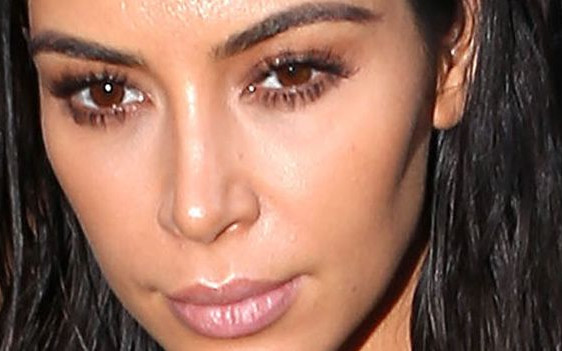 To ogromny cellulit? Bruzdy po wypełniaczach? Co się stało z ciałem Kim?