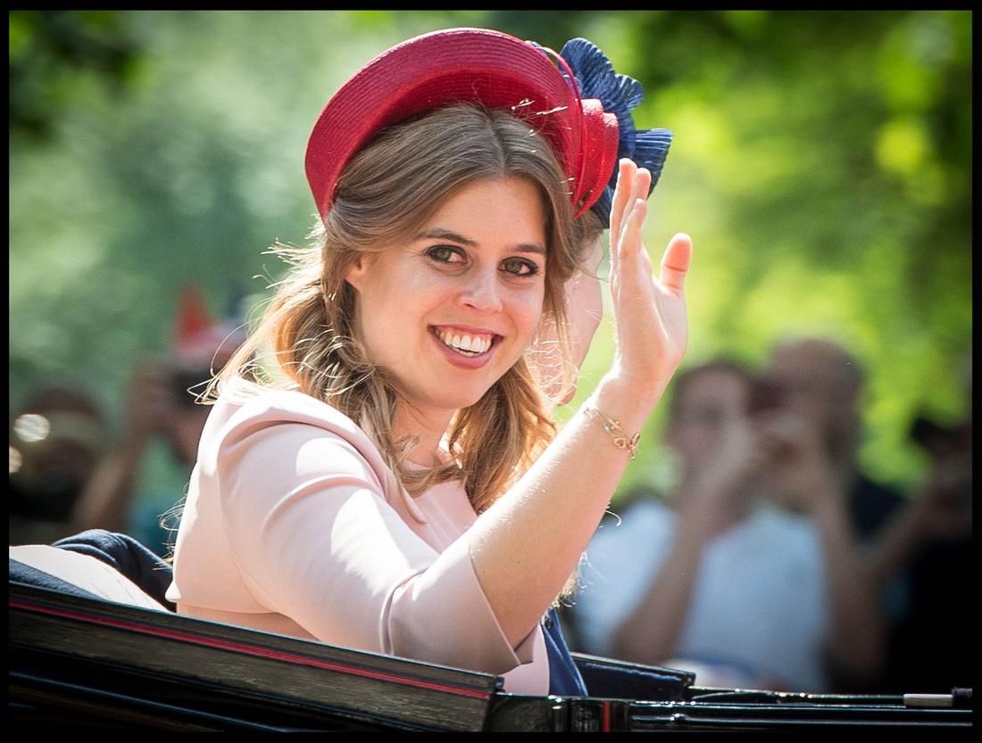 Księżniczka Beatrice macha do tłumu. 