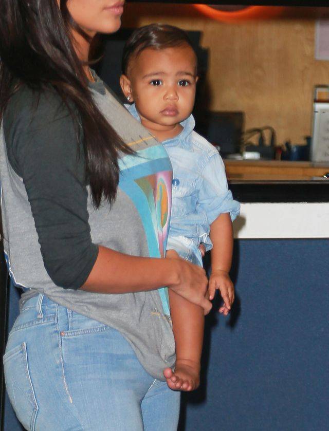 Kim Kardashian z North West na lotnisku