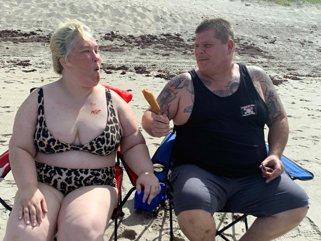 Mama June na plaży z partnerem