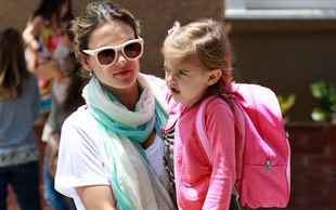 Anja, córka Alessandry Ambrosio, jak na wybiegu (FOTO)