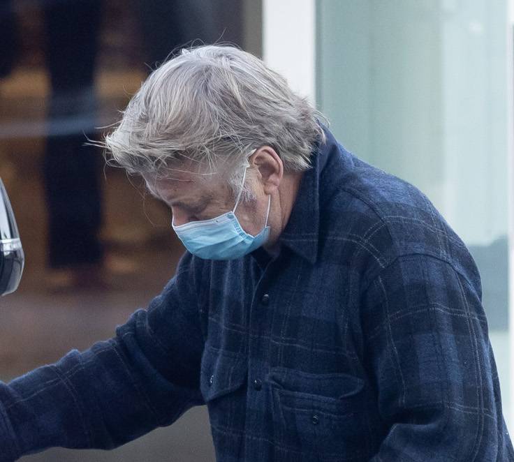 Alec Baldwin ukrywa twarz przed paparazzi (ZDJĘCIA)