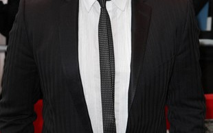 Rupert Grint pali marihuanę(?) z fajki wodnej (FOTO)