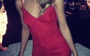 Rosie Huntington-Whiteley odbiera… buta (FOTO)