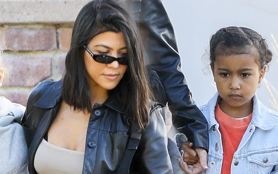 Kourtney z GROMADKĄ dzieci idzie do restauracji. Zabrała też Nori (ZDJĘCIA)