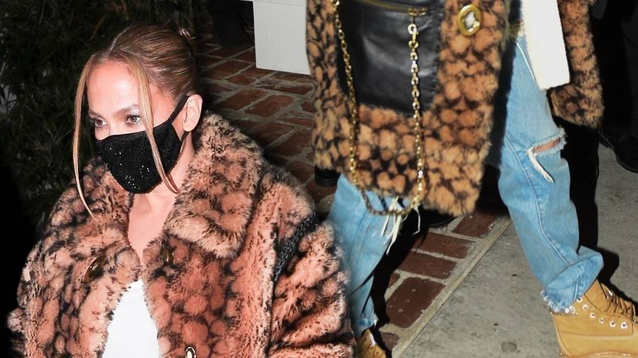 Jennifer Lopez sprawia, że zimowe stylizacje są seksowne.