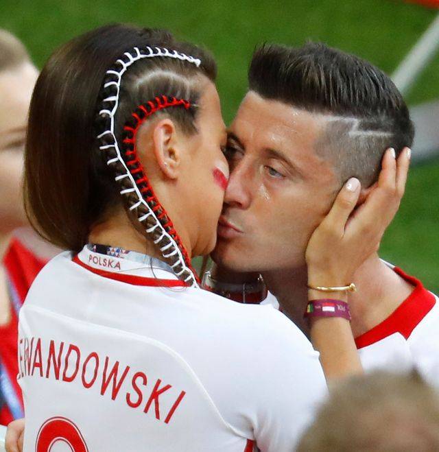 Anna Lewandowska pociesza Roberta po przegranym meczu z Senegalem