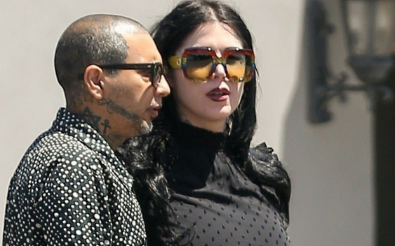 Kat von D z mężem. Widać już ciążowy brzuszek!