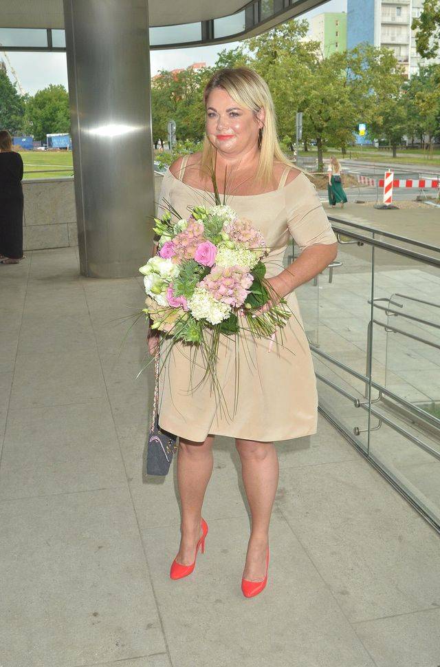 Katarzyna Niezgoda szczuplejsza, w nowej fryzurze i kobiecej stylizacji