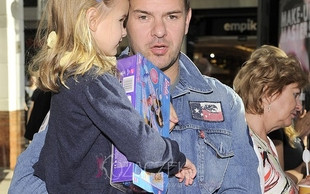 Karolak lansuje się z córeczką (FOTO)