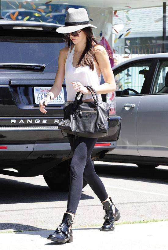 Kendall Jenner w drodze do salonu fryzjerskiego