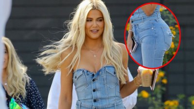 Seksowna Khloe Kardashian w dżinsowym komplecie i niebieskich klapkach – wygląda HOT!