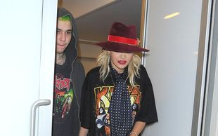 Rita Ora z chłopakiem Halloween zaczęli na lotnisku (FOTO)