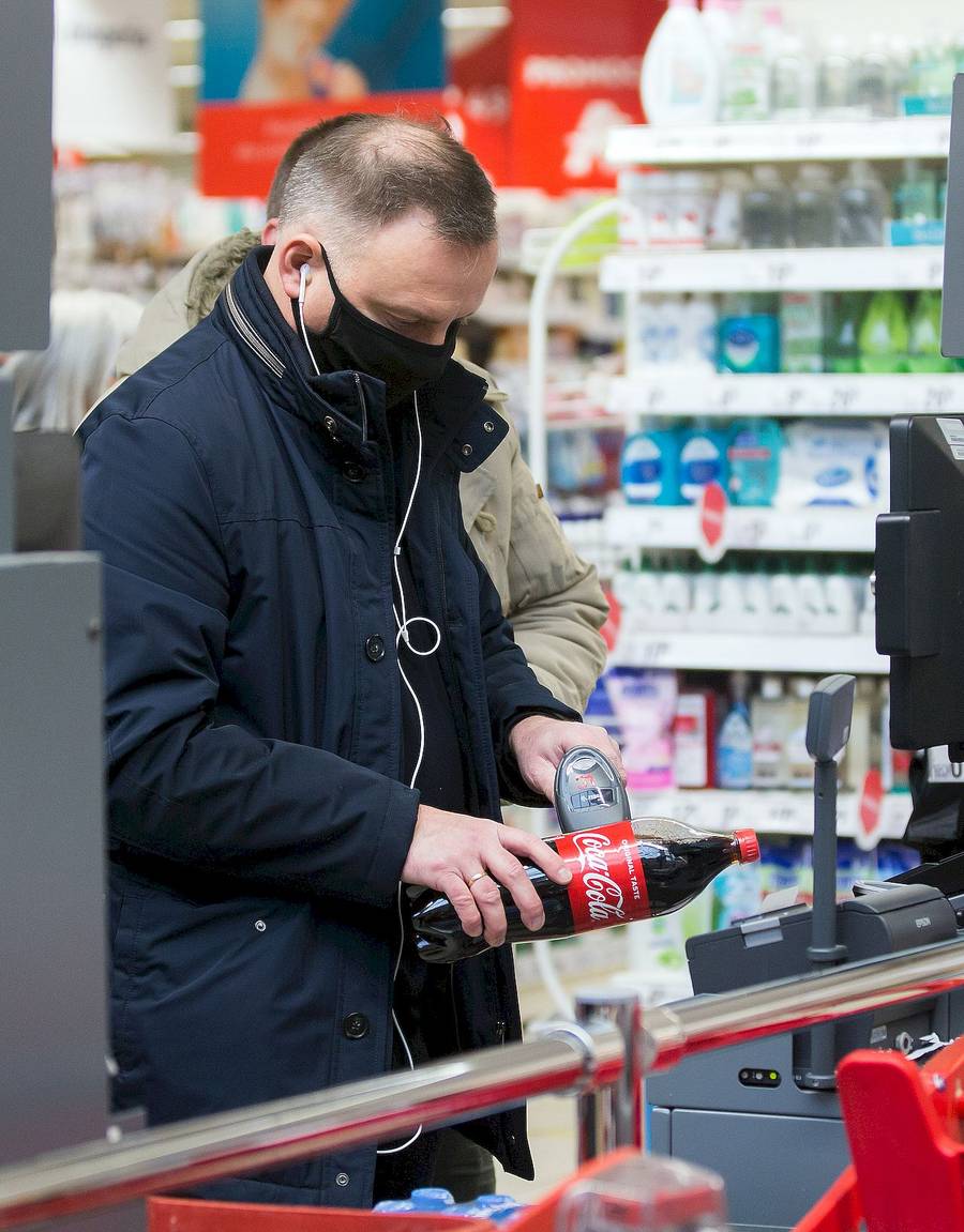 Andrzej Duda przy kasie podczas zakupów