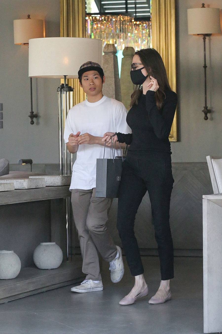 Angelina Jolie z 17-letnim synem w sklepie meblowym. Dokąd się tak spieszyli?