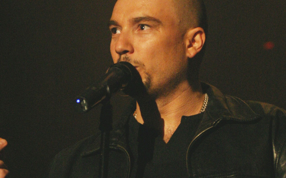 Już tak nie wygląda. Stachursky mocno schudł i przeszczepił sobie włosy