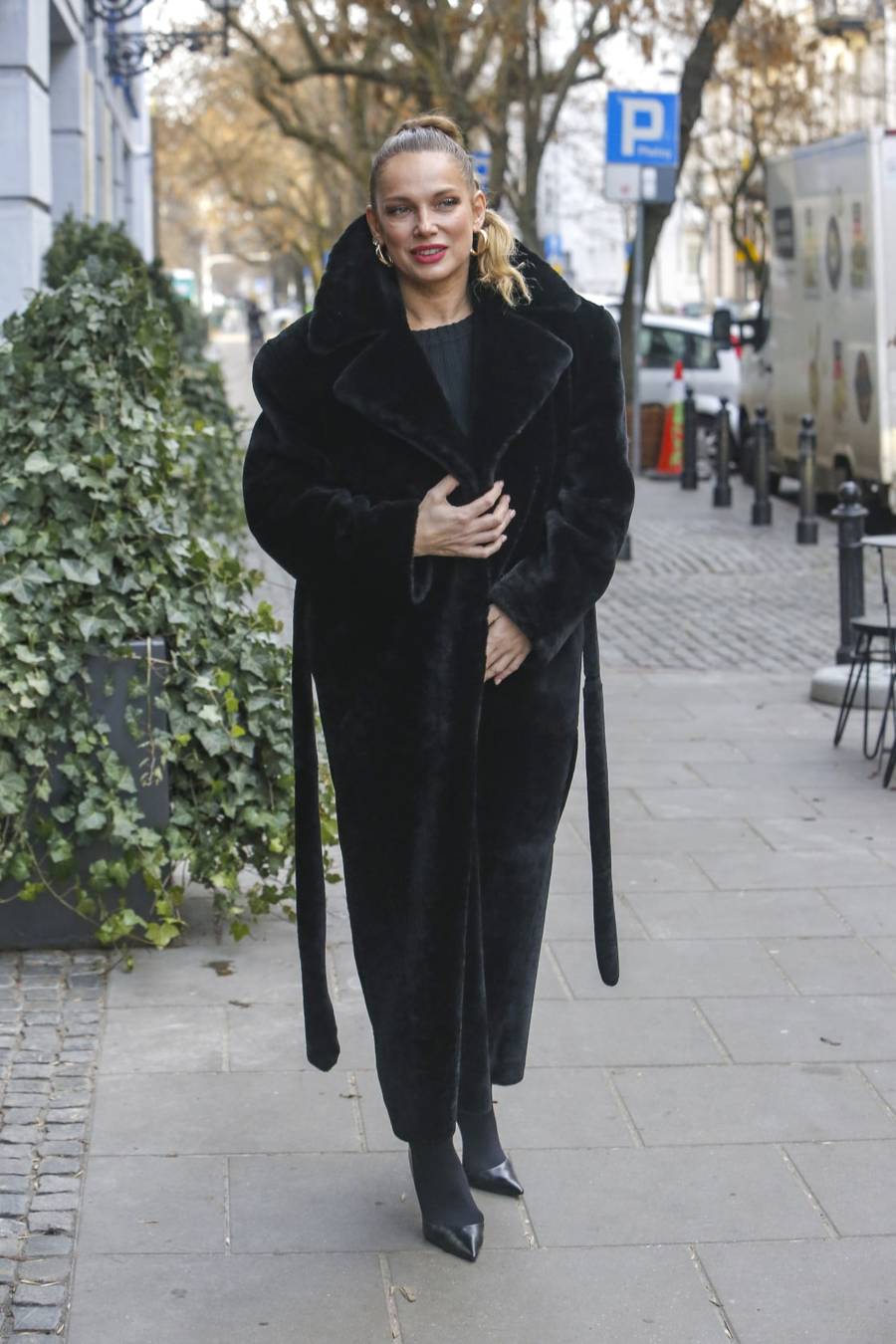 Gwiazdy mkną do studia “DDTVN”! Kasia Kowalska z pieskami, Joanna Liszowska w ogromnym futrze (FOTO)