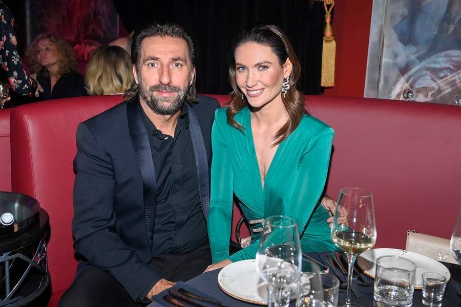 Gwiazdy wdzięczą się na otwarciu ekskluzywnego klubu. Magdalena Schejbal, Marta Krupa, Karolina Pisarek-Salla i Roger Salla,