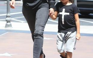 Kim Kardashian tym razem w roli dobrej cioci (FOTO)