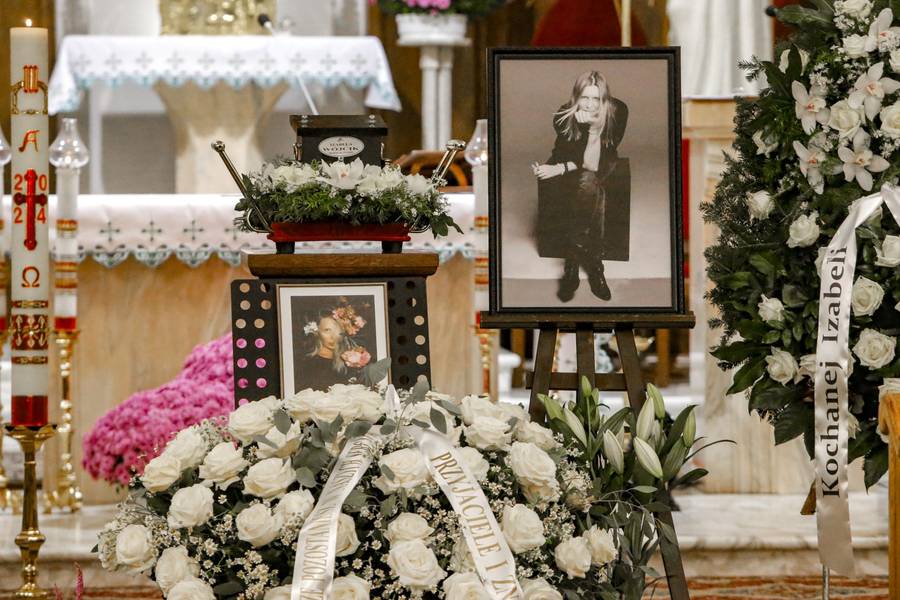Dziś pogrzeb Izabeli Wójcik. W ostatniej drodze towarzyszyło jej wiele gwiazd (FOTO)