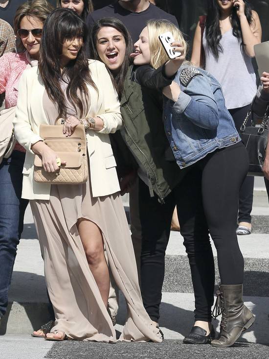 Czy Kim Kardashian ma na sobie namiot?