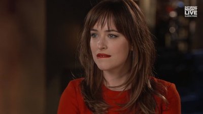 Dakota Johnson w SNL – ma do siebie dystans (VIDEO)