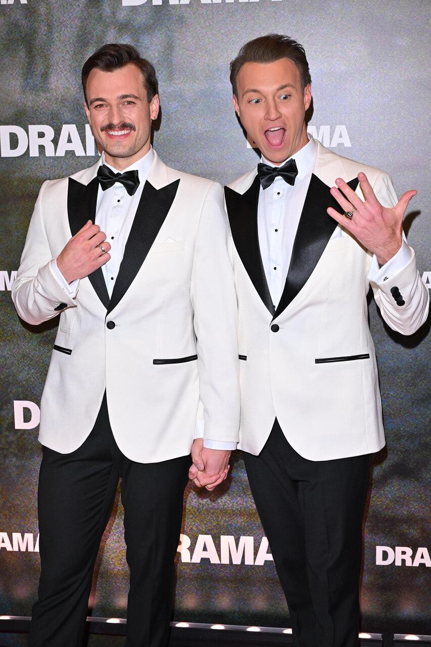 Błażej Stencel i Kamil Krupicz pochwalili się pierścionkami zaręczynowymi na premierze, fot. KAPiF