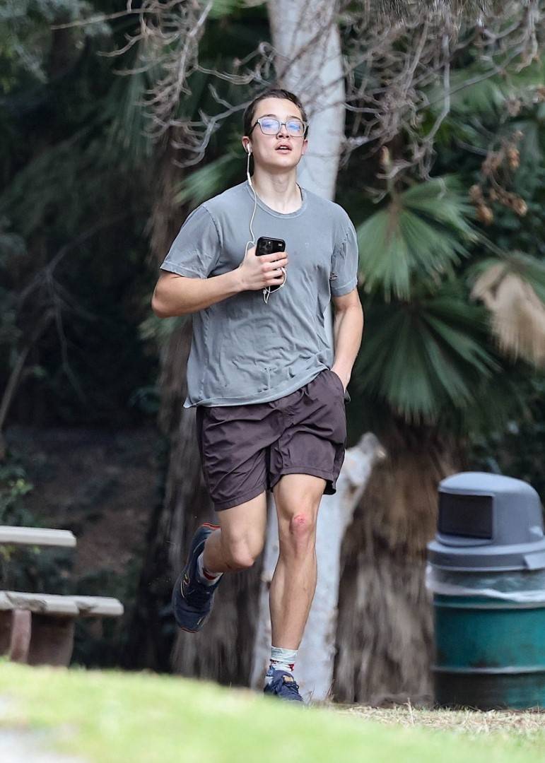 Syn Angeliny Jolie i Brada Pitta przyłapany na joggingu. 16-letni Knox to już prawdziwy mężczyzna! (FOTO)