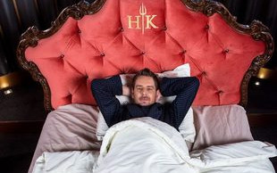 Wojciech Amaro pokazał swoje królewskie łoże [VIDEO]