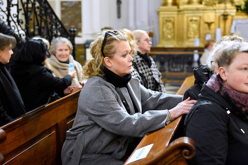 Pogrzeb Zofii Kucówny. Plejada aktorów w kościele: Daniel Olbrychski, Łukasz Garlicki, Andrzej Seweryn, Daria Widawska