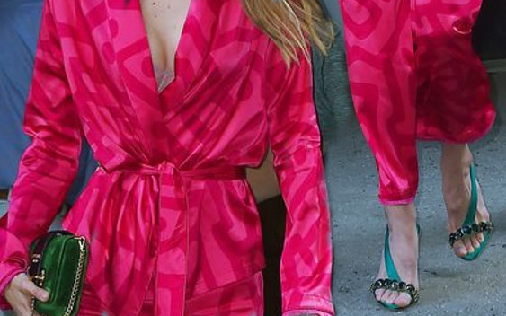 Oto przykład, jak należy nosić kombinezon