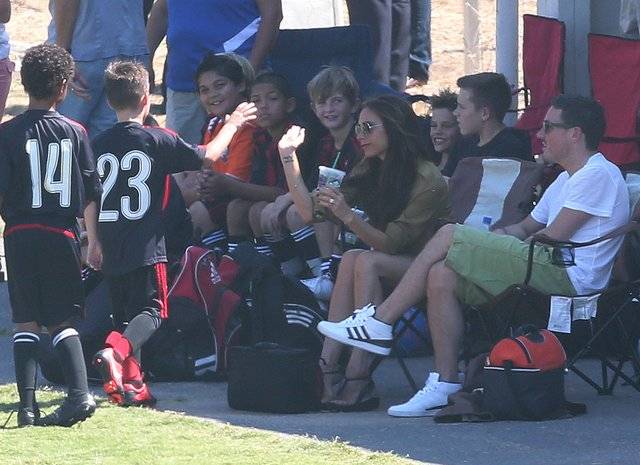 Victoria i David Beckham na rodzinnym meczu.