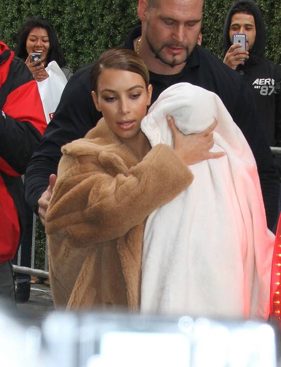 Wydekoltowana Kim Kardashian z małą Nori