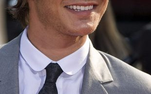 Zac Efron pokazuje, że też ma zarost (FOTO)