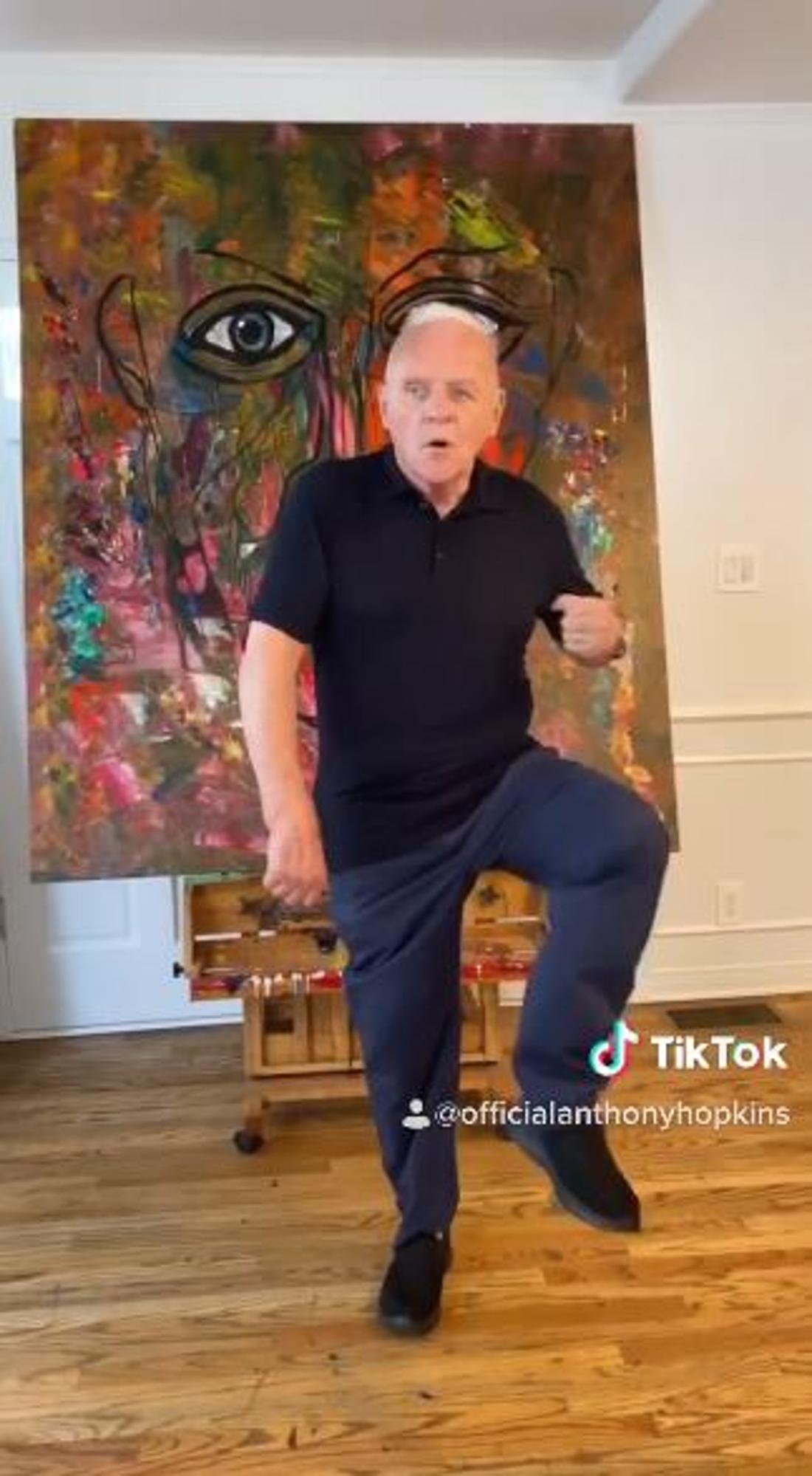 Aktor Anthony Hopkins założył konto na Tik Toku i pokazał swój taniec. 62-letni Anthony Hopkins tańczy na Tik Tok'u.