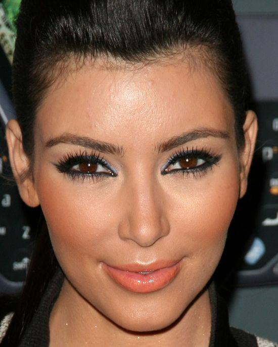 Wędrówka ust po twarzy Kim Kardashian