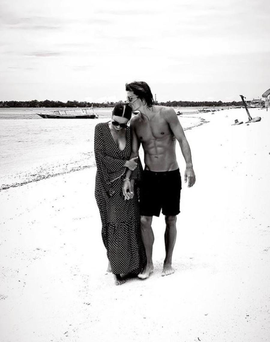 Agnieszka Włodarczyk i Robert Karaś na romantycznym zdjęciu.