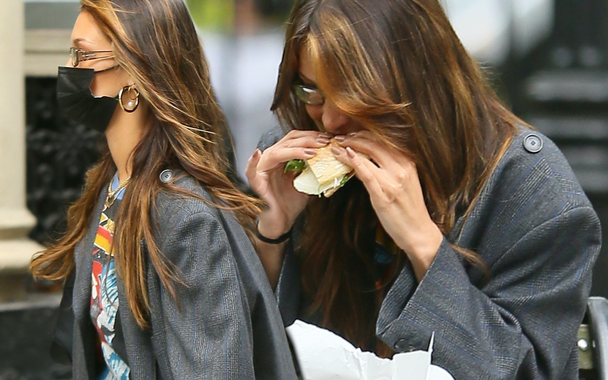 Zamaskowana Bella Hadid pochłania kanapkę. Poznalibyście ją na ulicy?