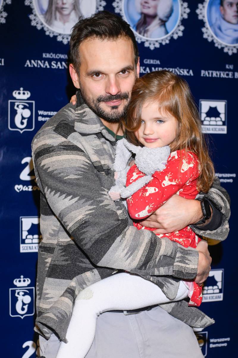 Gwiazdy ze swoimi dziećmi na spektaklu “Królowa śniegu”. Ola Kisio, Sebastian Cybulski, Agnieszka Mrozińska…