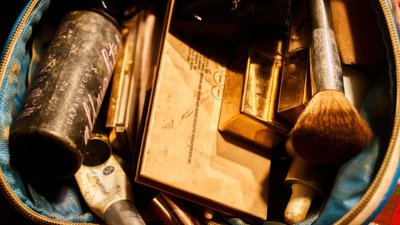 Zawartość kosmetyczek najpopularniejszych celebrytek i ich sekrety urody