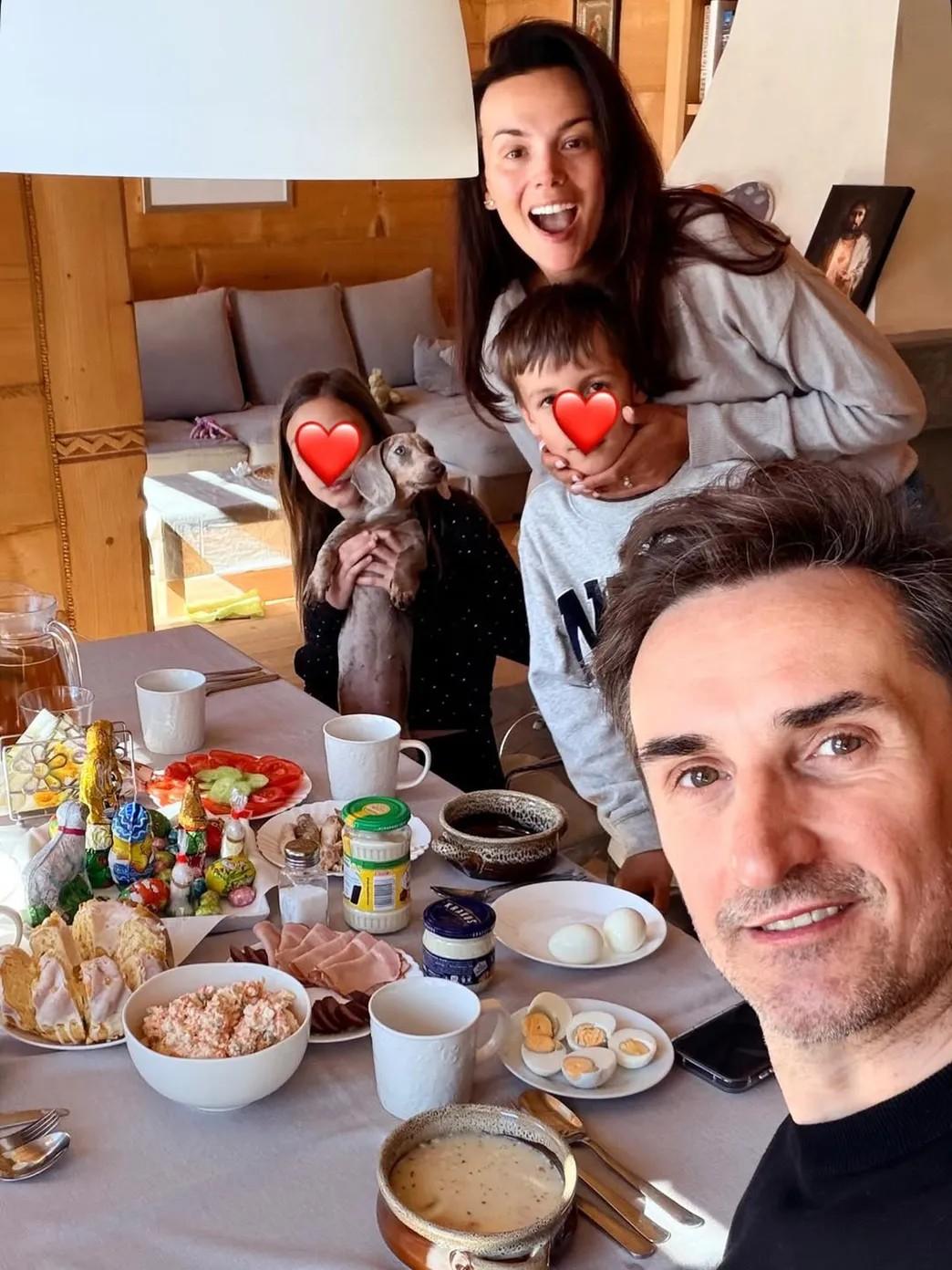 Paulina Krupińska i Sebastian Karpiel-Bułecka z dziećmi, fot. Instagram