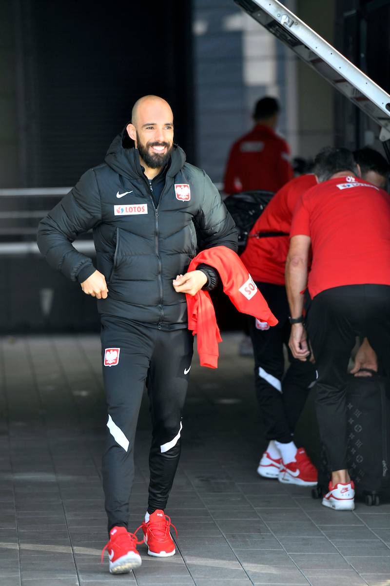 Piłkarze w drodze na mecz Polska – Albania – w niezbyt dobrych humorach  (ZDJĘCIA)