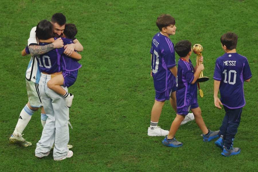 Leo Messi na wzruszających kadrach z żoną i synami po WYGRANIU Mistrzostw Świata (ZDJĘCIA)