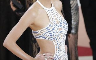 Kendall Jenner na Gali MET wyglądała cudownie! A Kylie? WOW… (VIDEO)