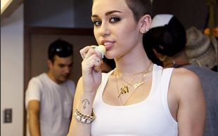 Miley Cyrus jest zachwycona klatą Nicka Jonasa (FOTO)