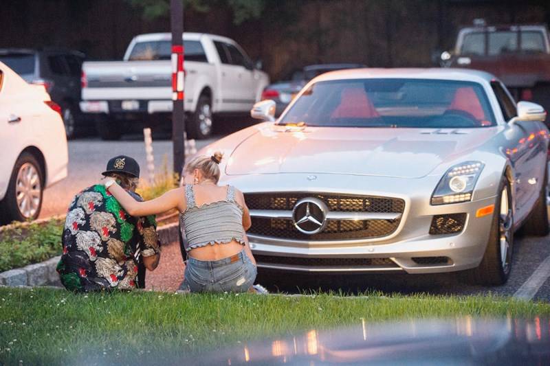 Hailey Baldwin pociesza Justina Biebera