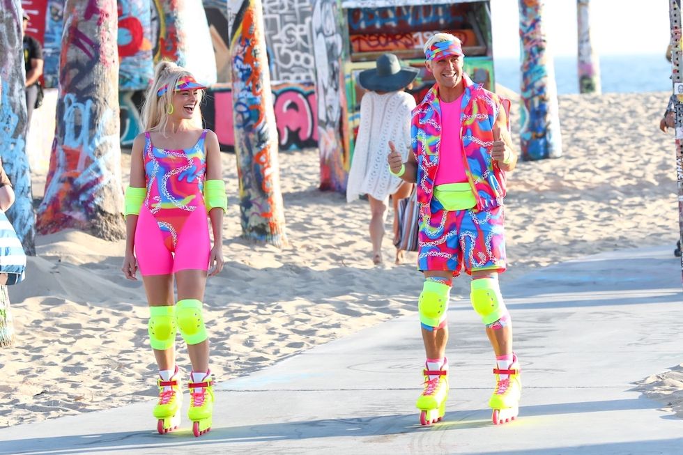 Venice Beach, CA - Margot Robbie and Ryan Gosling share a laugh as they film a rollerblading scene for 'Barbie' in Venice Beach in very bright and colorful neon attire. Ryan is unable to stop in between takes and is forced to land in the sand *UK Clients - Pictures Containing Children Please Pixelate Face Prior To Publication*,Image: 703348943, License: Rights-managed, Restrictions: PICTURES HAVE BEEN EDITED, Model Release: no, Pictured: Margot Robbie, Ryan Gosling, Credit line: The Daily Stardust / BACKGRID / Backgrid USA / Forum