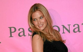 Bar Refaeli – naga na zdjęciu Marca Jacobsa (FOTO)