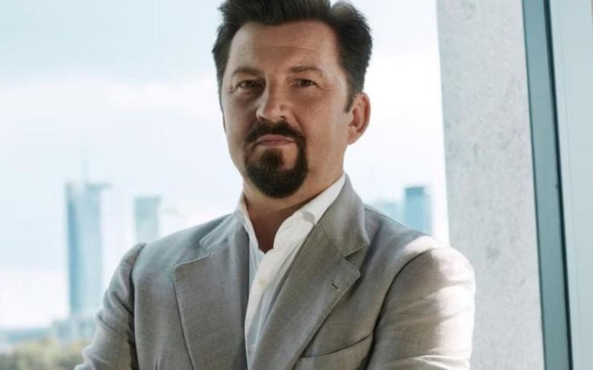 Cała Polska kupuje u niego buty. Co wiemy o przystojnym miliarderze?