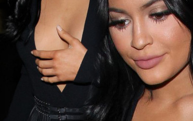 Kylie Jenner w bluzce z dekoltem do pępka… (FOTO)